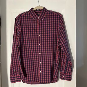 Excellent condition J.Crew Men’s Performance Slim Untucked Button Down (M)!